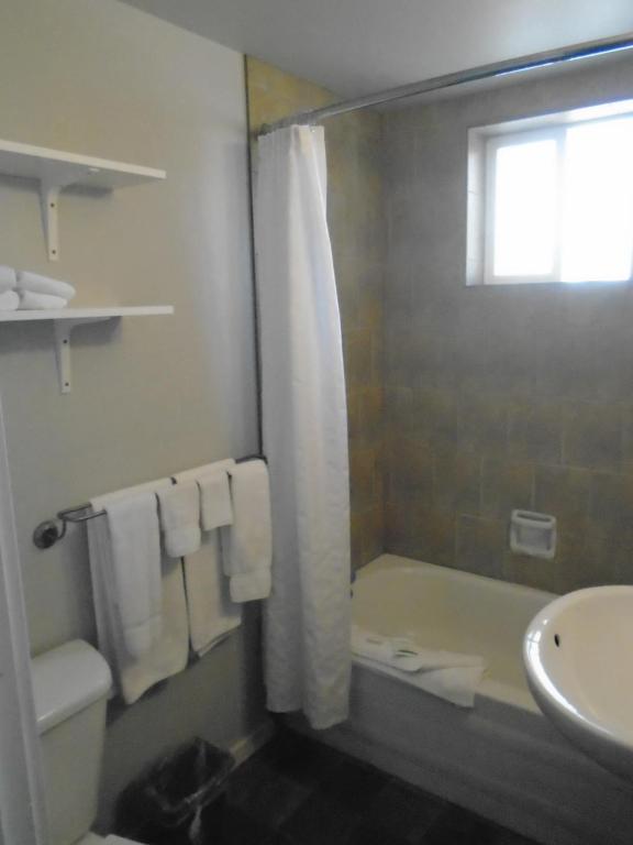 Sun Beach Motel room 1